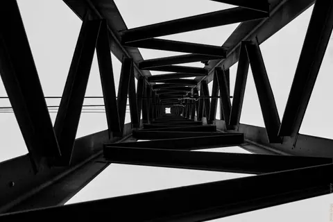 Oberleitungsmast innen