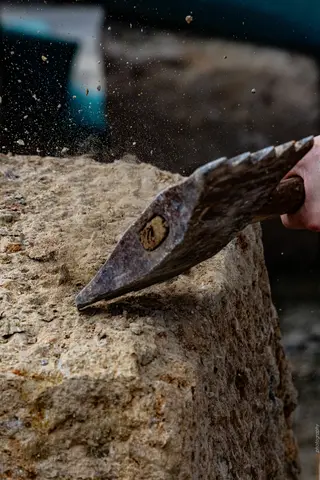 Steinmetz – Sandsteinoberfläche