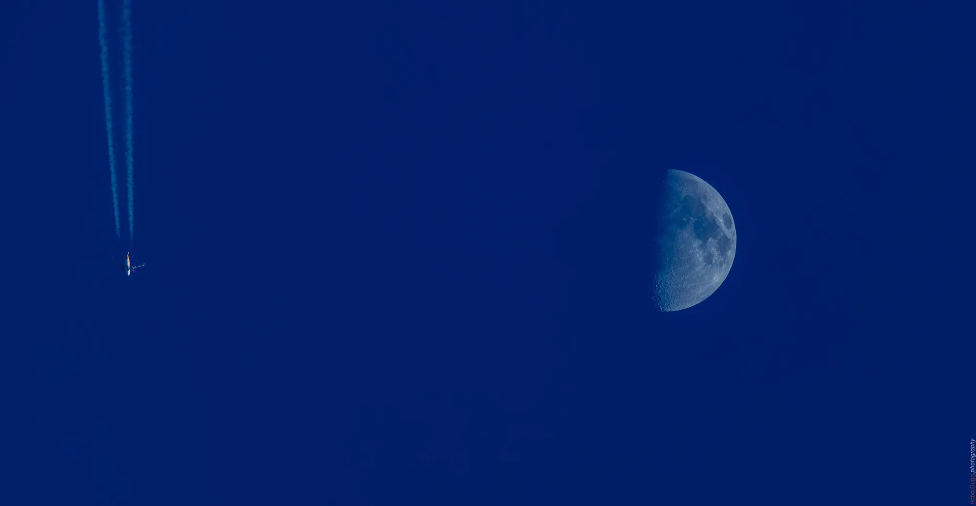 MSC2943 vor dem Halbmond