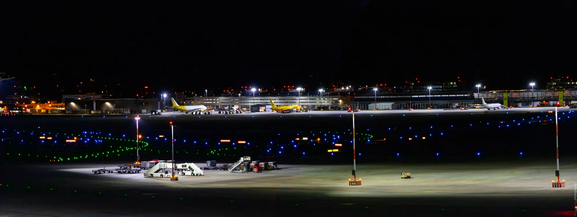 Stuttgart Flughafen bei Nacht