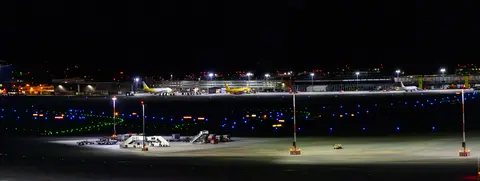 Stuttgart Flughafen bei Nacht