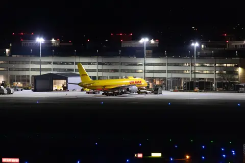 DHL-Frachter am Vorfeld (Stuttgart, 13.03.2026 – 20:18)