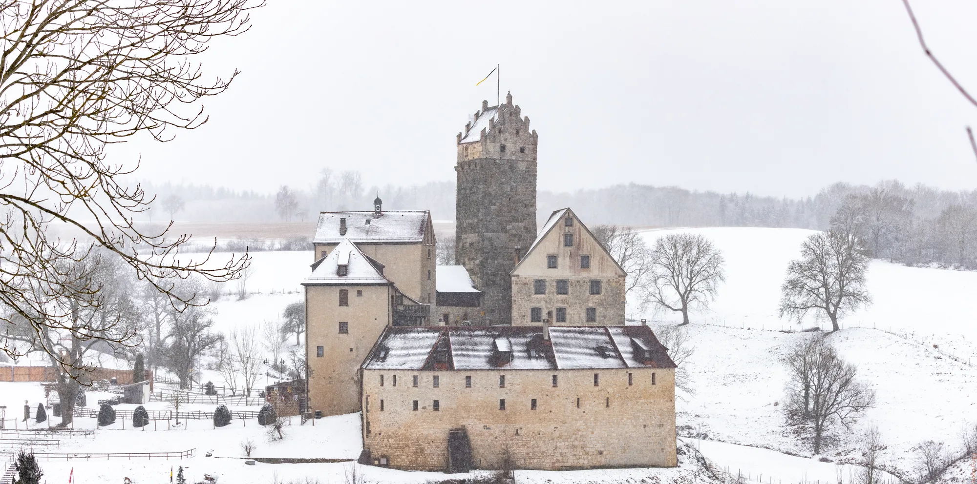 Burg Katzenstein im Schneeschleier