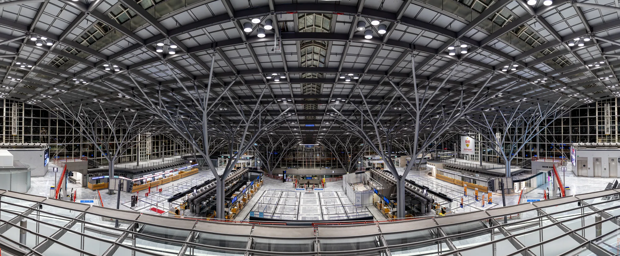 Terminal 1 – Nachtbetrieb (Flughafen Stuttgart, 13.03.2026 – 20:46)
